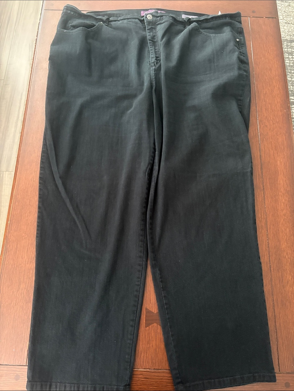 Gloria Vanderbilt jeans with rhinestones on pockets. Black